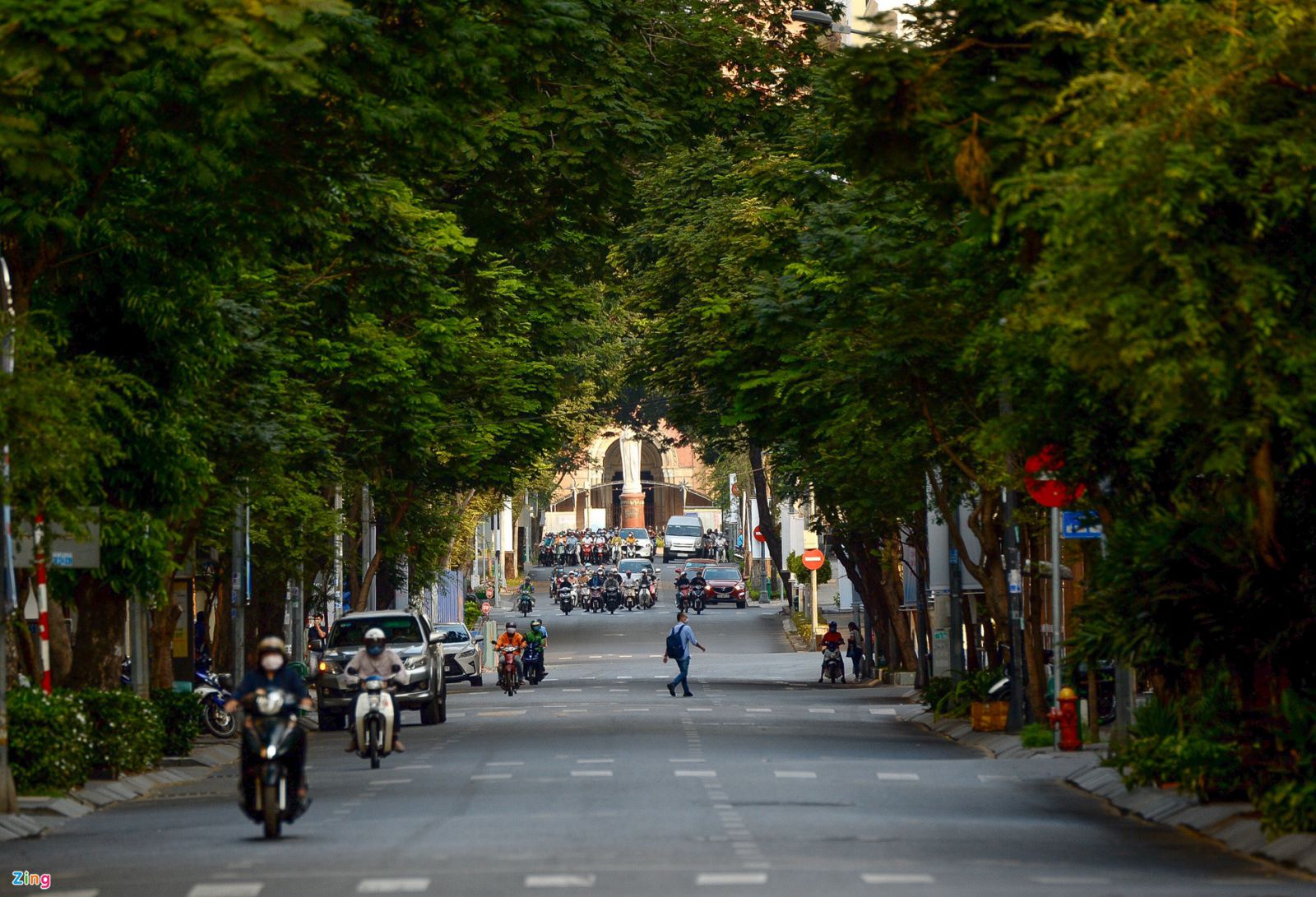 Nguoi dan khong tuan thu gian cach,  TP.HCM se vo tran anh 2