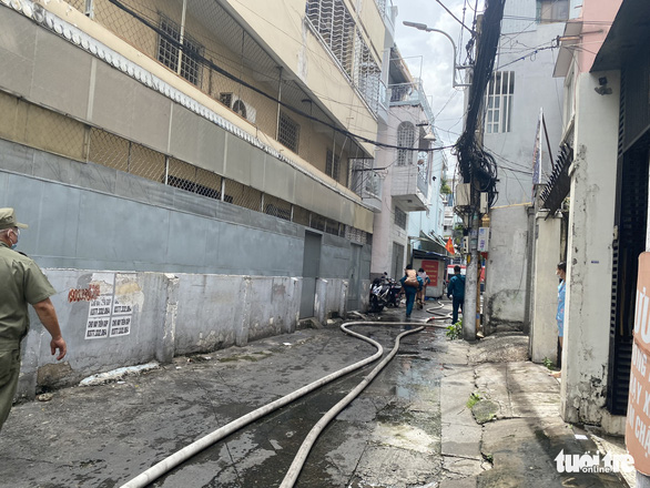 Nghẹt thở giây phút cứu 5 người khỏi tử thần trong vụ cháy ở quận 10 - Ảnh 3. Nghẹt thở giây phút cứu 5 người khỏi tử thần trong vụ cháy ở quận 10 - Ảnh 3.