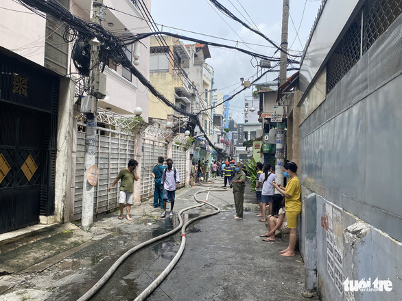 Nghẹt thở giây phút cứu 5 người khỏi tử thần trong vụ cháy ở quận 10 - Ảnh 4. Nghẹt thở giây phút cứu 5 người khỏi tử thần trong vụ cháy ở quận 10 - Ảnh 4.