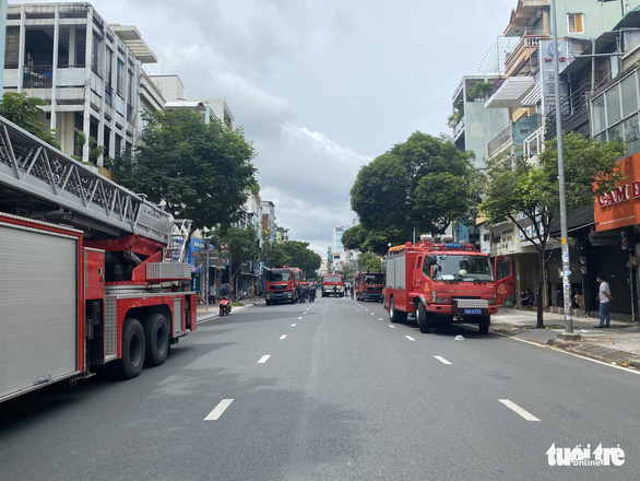 Nghẹt thở giây phút cứu 5 người khỏi tử thần trong vụ cháy ở quận 10 - Ảnh 5. Nghẹt thở giây phút cứu 5 người khỏi tử thần trong vụ cháy ở quận 10 - Ảnh 5.