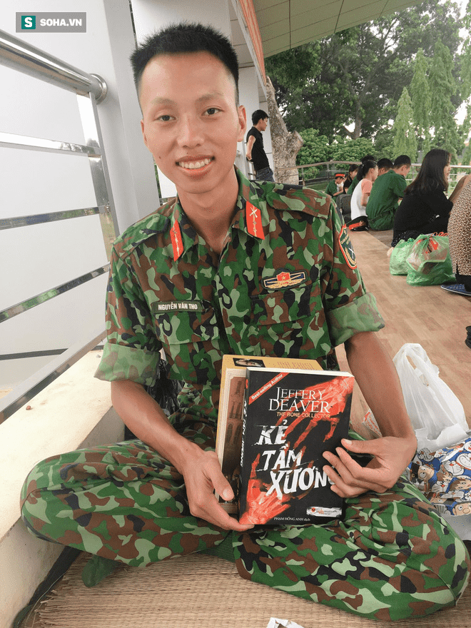 Tiết lộ cách chờ người yêu đi bộ đội 2 năm, cô gái bất ngờ gây chú ý: Có gì màu hồng mãi được đâu! - Ảnh 7. Đôi khi, Thủy cũng tặng sách cho người yêu