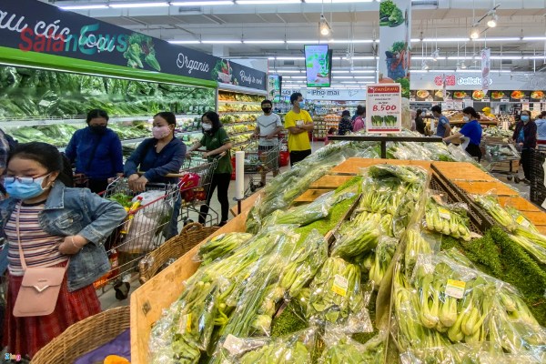 Ngồi la liệt trong siêu thị chờ thanh toán ở TP.HCM