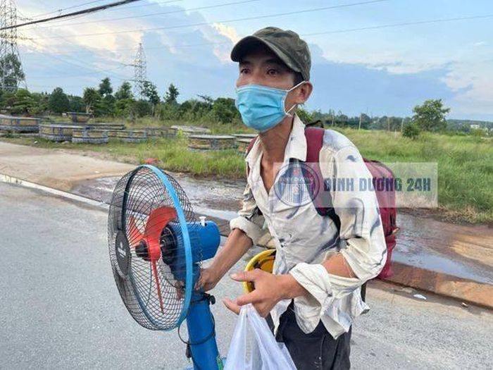 Người đàn ông đi bộ về quê: Thất nghiệp 2 tháng do covid, ᴍᴜốп ɡặρ ᴠợ ᴄᴏп