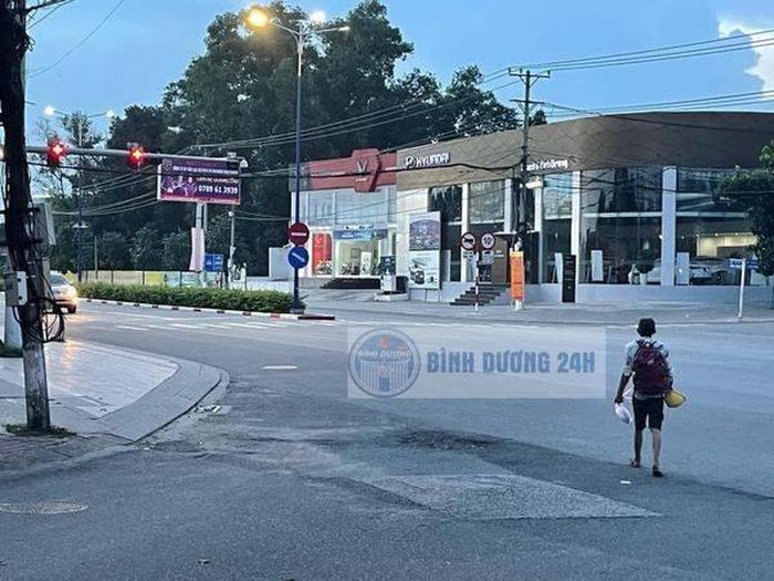 Người đàn ông đi bộ về quê: Thất nghiệp 2 tháng do covid, ᴍᴜốп ɡặρ ᴠợ ᴄᴏп