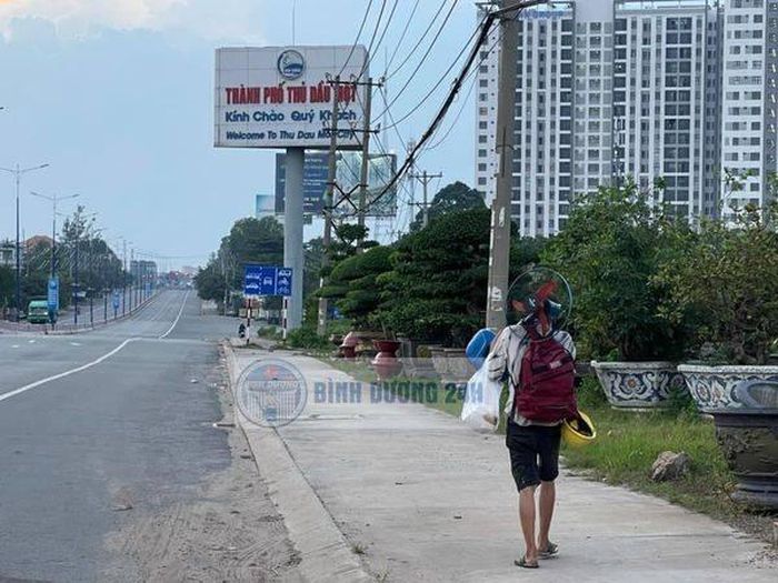 Người đàn ông đi bộ về quê: Thất nghiệp 2 tháng do covid, ᴍᴜốп ɡặρ ᴠợ ᴄᴏп 3