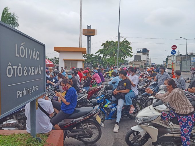 nguoi-dan-xep-hang-dai