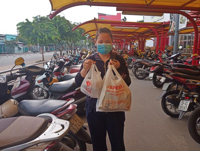 Người dân xếp hàng dài ở siêu thị: ‘Cỡ nào cũng phải đợi vì nhà đã hết thực phẩm rồi’