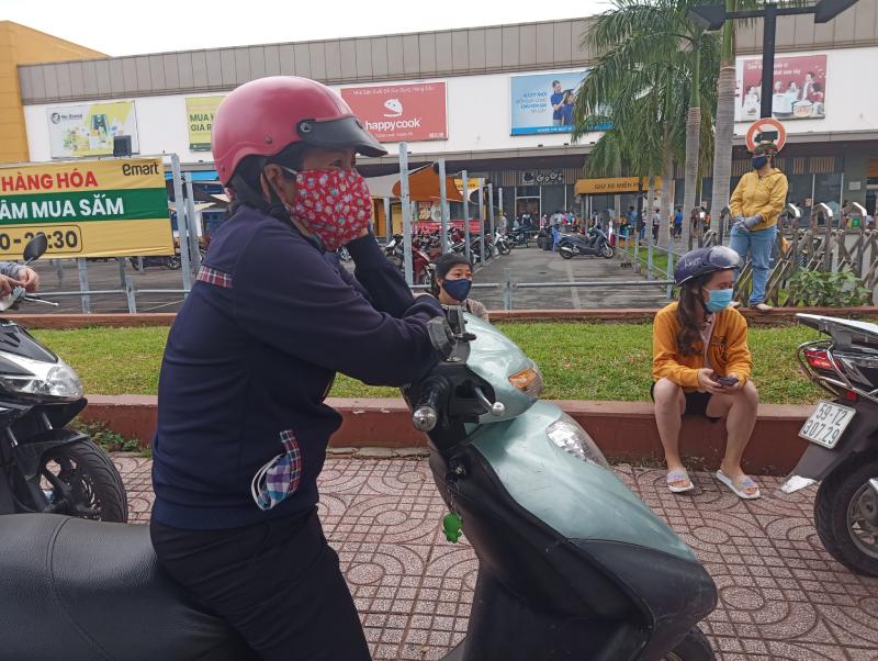 Người dân xếp hàng dài ở siêu thị: ‘Cỡ nào cũng phải đợi vì nhà đã hết thực phẩm rồi’ 2