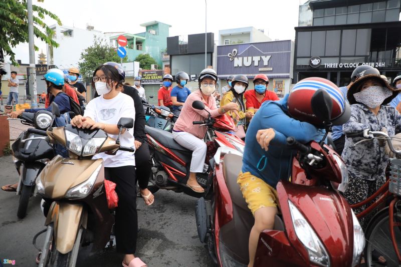 Người dân xếp hàng dài ở siêu thị: ‘Cỡ nào cũng phải đợi vì nhà đã hết thực phẩm rồi’ 3