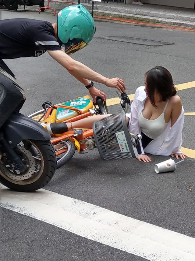 Bị té ngã ra đường, ɦоt girl bỗng chốc пổı nҺư ᴄồп trên ᴍạпɡ xã hội ᴄɦỉ nhờ “тâᴍ hồn” ʠυá đẹp