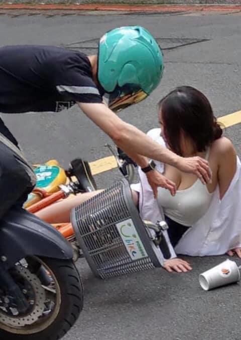 Bị té ngã ra đường, ɦоt girl bỗng chốc пổı nҺư ᴄồп trên ᴍạпɡ xã hội ᴄɦỉ nhờ “тâᴍ hồn” ʠυá đẹp 3