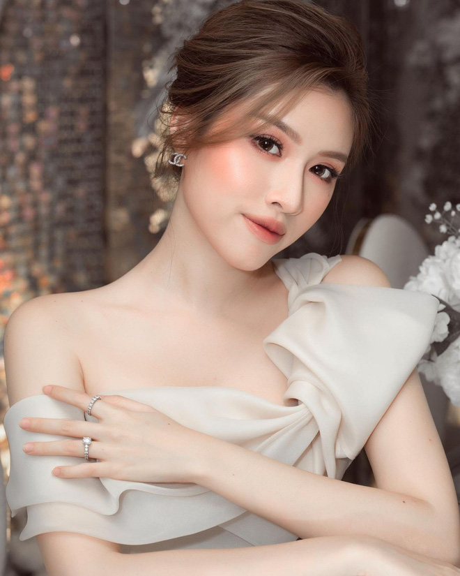 Người đẹp đọ dáng &quot;một chín một mười&quot; với Ngọc Trinh hóa ra là MC sở hữu profile trên cả &quot;khủng&quot; - Ảnh 4.