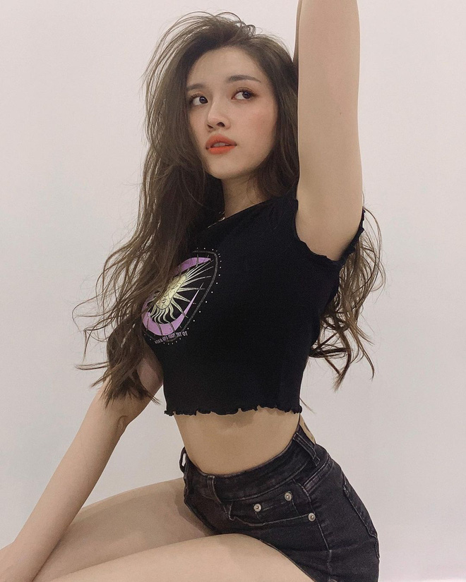 Người đẹp đọ dáng &quot;một chín một mười&quot; với Ngọc Trinh hóa ra là MC sở hữu profile trên cả &quot;khủng&quot; - Ảnh 4.