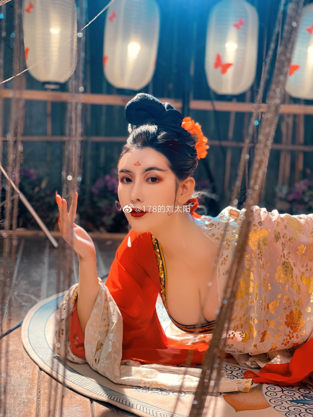Các hình hoa, chấm tròn, quạt phổ biến trong lối trang điểm hoa điền