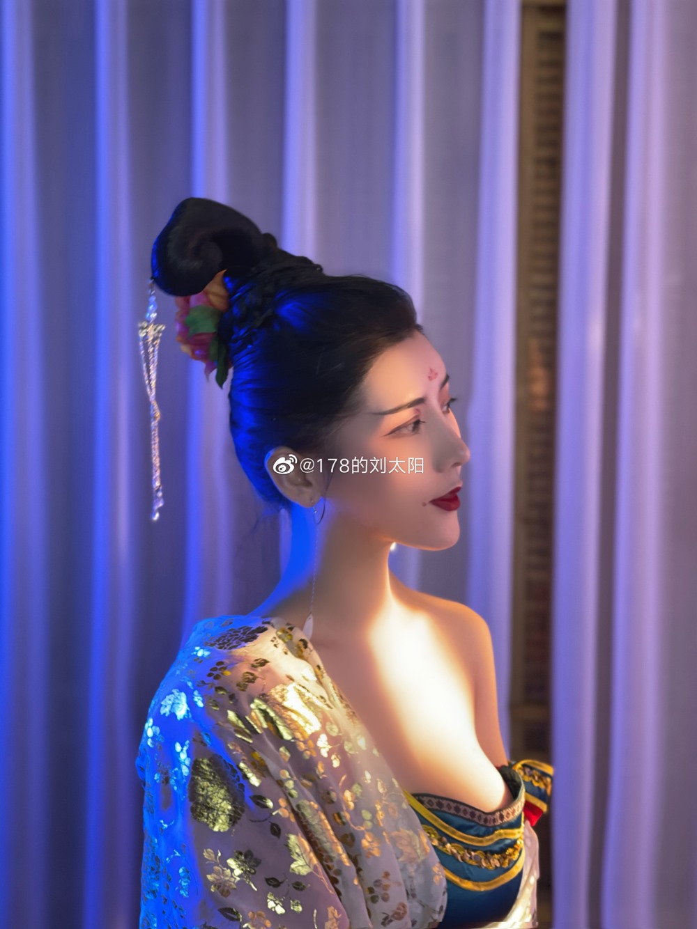 tôn được lợi thế vòng 1 đầy đặn của Liu Tai Yang.