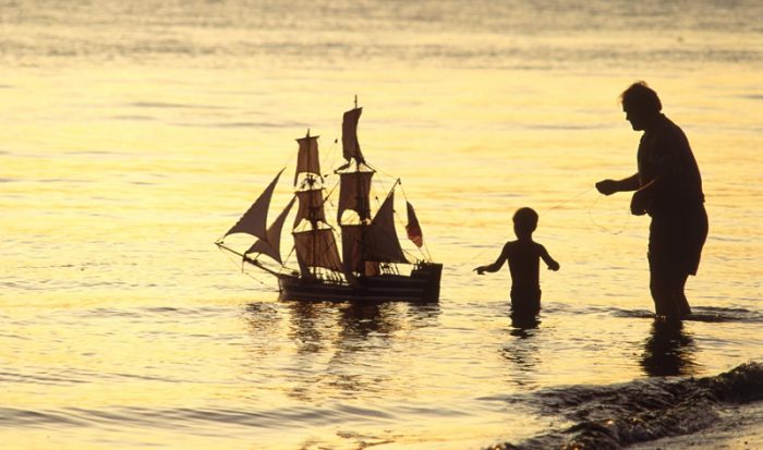 Tình thương của cha hoàn toàn khác với tình thương của mẹ, càng hàm súc lại càng không nói ra, giống như ngọn núi vậy.