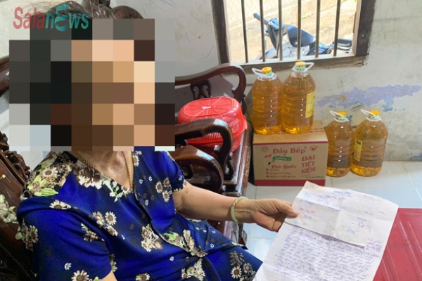 Dân đến nhận tiền hỗ trợ Covid-19, thôn thu lại luôn để ‘xây dựng nông thôn mới’