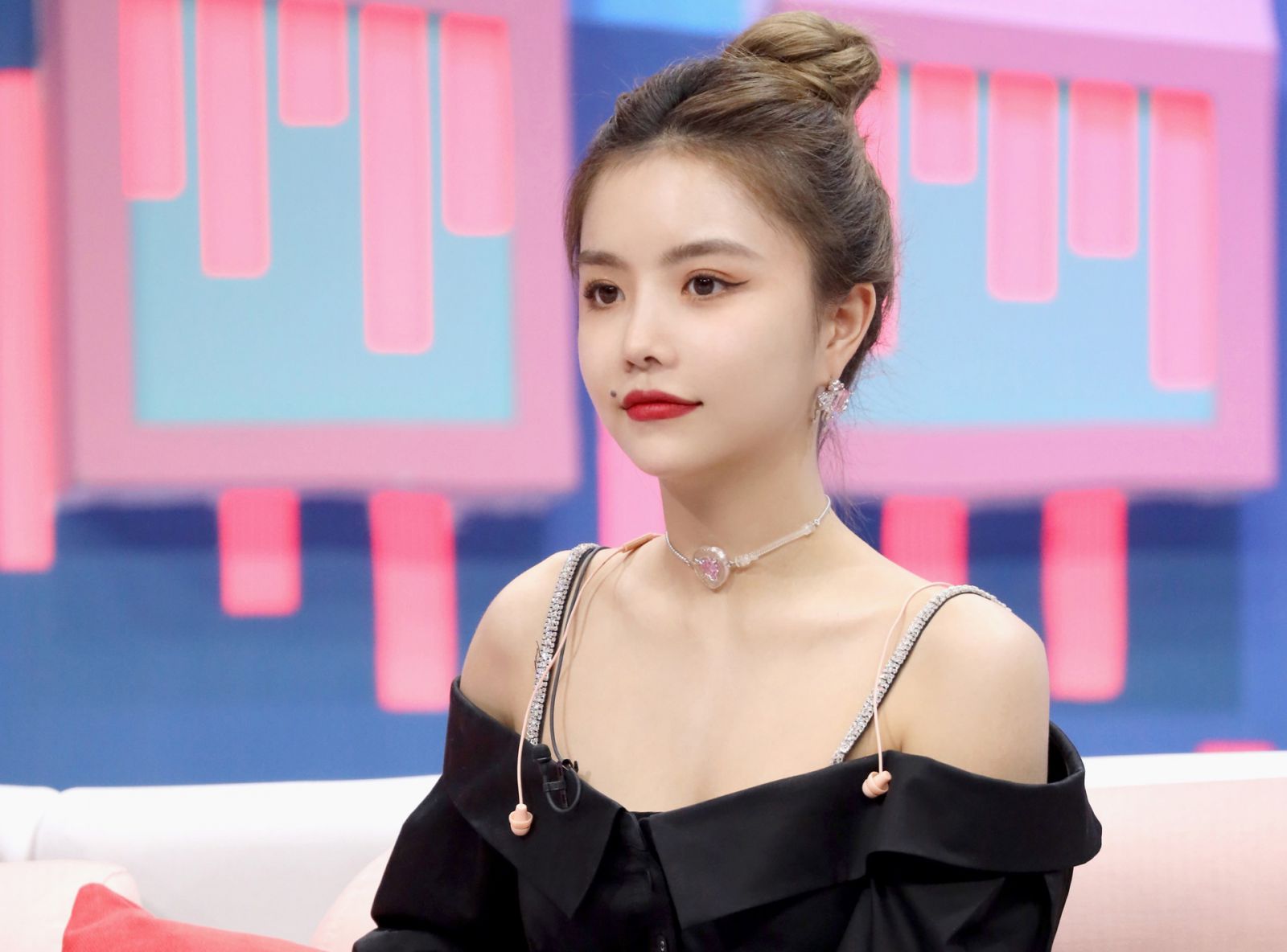 Nhiều ca sĩ trẻ Trung Quốc làm thu ngân, hát dạo