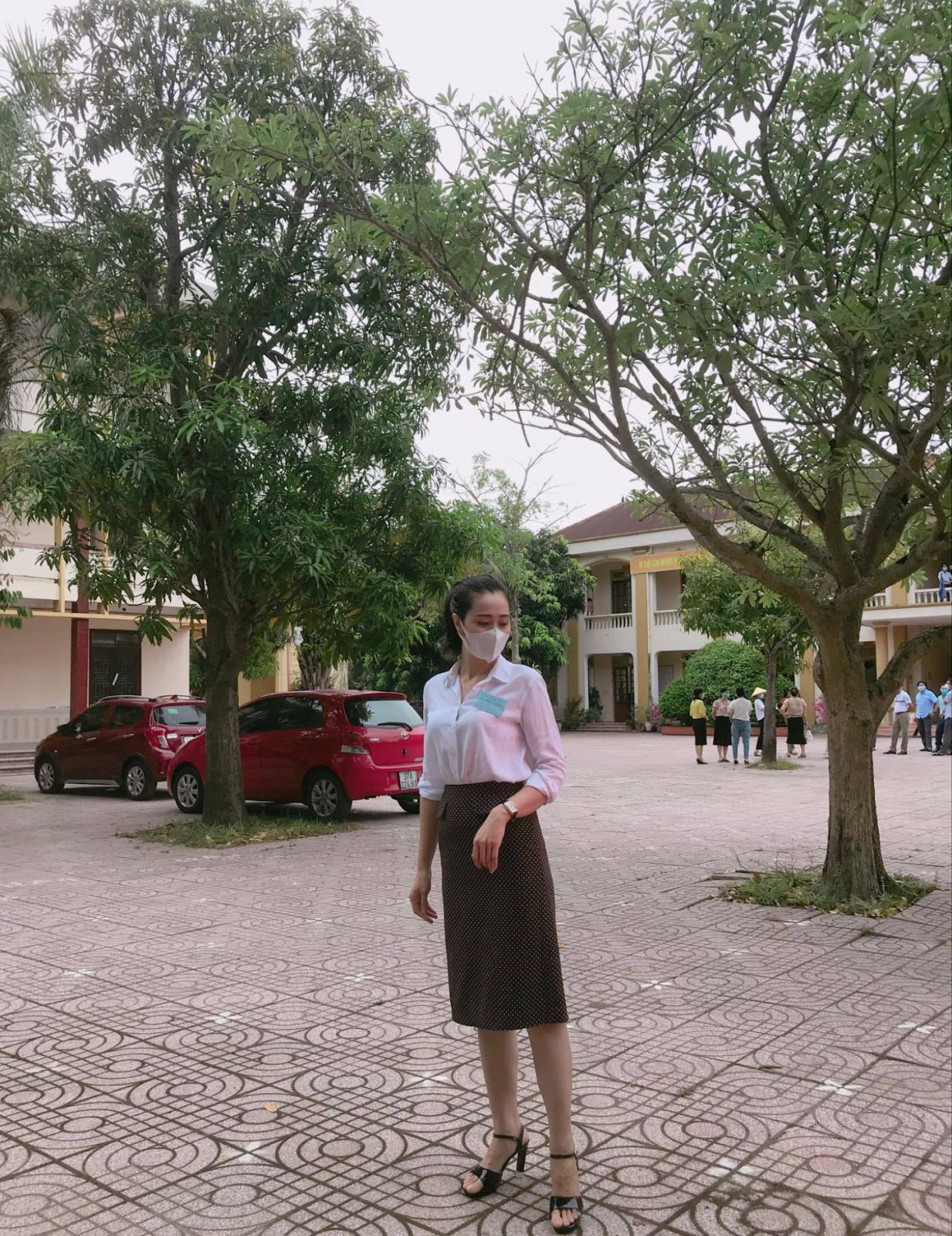 Nữ giám thị coi thi tốt nghiệp THPT gây 'hot mạng' dù đeo khẩu trang kín mít 2