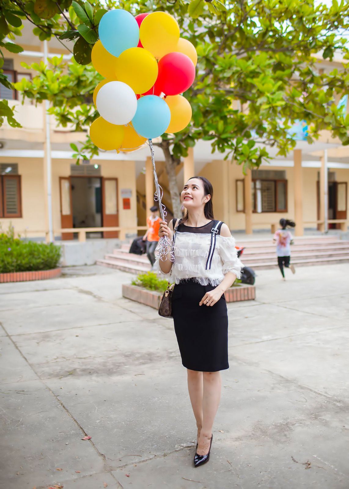 Nữ giám thị coi thi tốt nghiệp THPT gây 'hot mạng' dù đeo khẩu trang kín mít 7