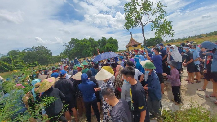 Quân nhân Trần Đức Đô đã được an táng, gia đình khóc ngất tiễn biệt con 2