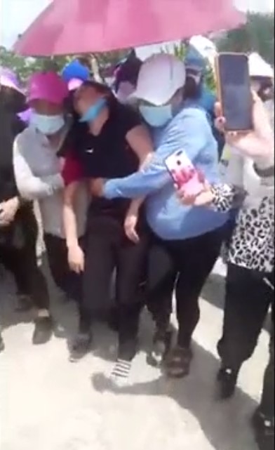 Quân nhân Trần Đức Đô đã được an táng, gia đình khóc ngất tiễn biệt con 3