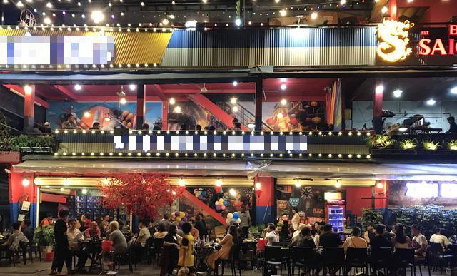 Kệ COVID-19, vô số quán nhậu ở TP.HCM vẫn 'vui như ngày hội'