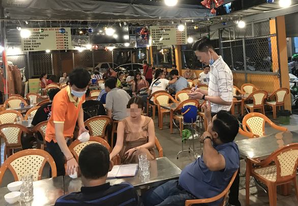 Kệ COVID-19, vô số quán nhậu ở TP.HCM vẫn 'vui như ngày hội' 5