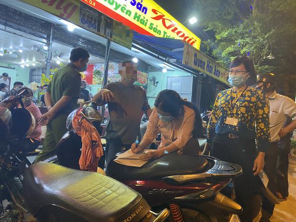 Kệ COVID-19, vô số quán nhậu ở TP.HCM vẫn 'vui như ngày hội'