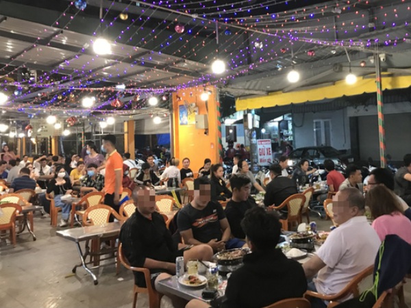 Kệ COVID-19, vô số quán nhậu ở TP.HCM vẫn 'vui như ngày hội'