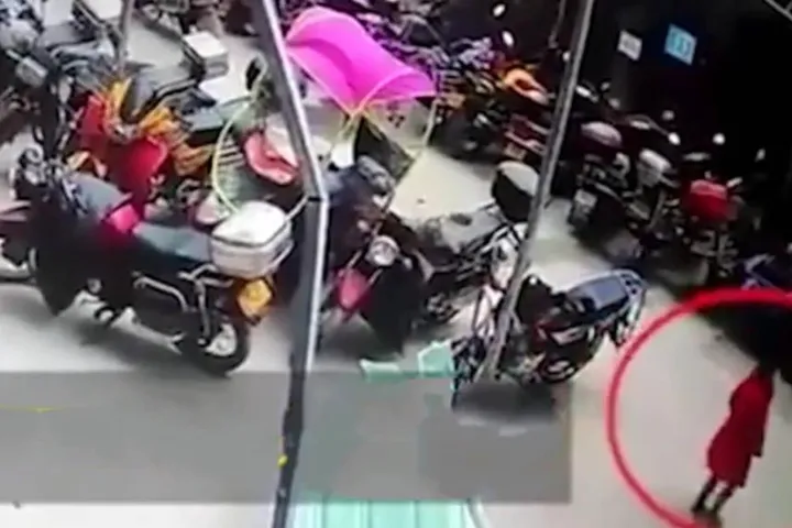 Cô bé vẫn có thể đứng dậy và bước đi sau cú ngã kinh hoàng