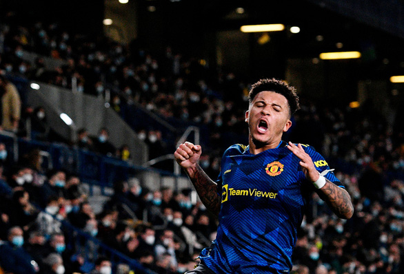 Ronaldo lập công đưa Man Utd vào vòng 16 đội Champions League 2