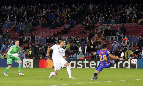 Ronaldo lập công đưa Man Utd vào vòng 16 đội Champions League 3