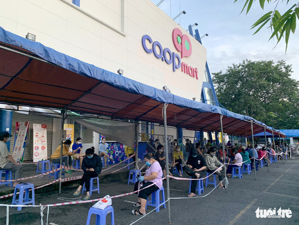 Nhiều siêu thị lớn ở TP.HCM vẫn hoạt động, mua bán cách nào? - Ảnh 2. Nhiều siêu thị lớn ở TP.HCM vẫn hoạt động, mua bán cách nào? - Ảnh 2.
