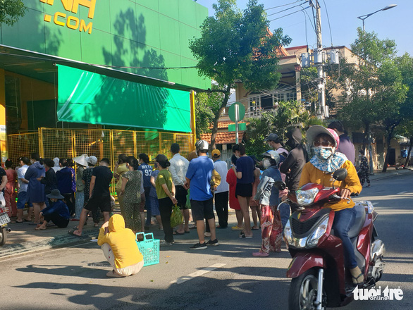 Nhiều siêu thị lớn ở TP.HCM vẫn hoạt động, mua bán cách nào? - Ảnh 4. Nhiều siêu thị lớn ở TP.HCM vẫn hoạt động, mua bán cách nào? - Ảnh 4.