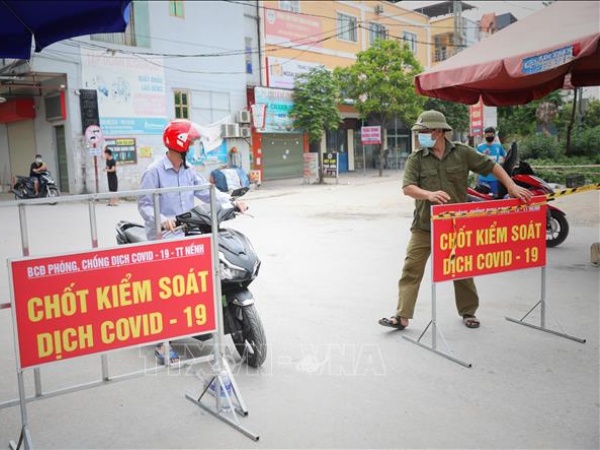 Số ca mắc COVID-19 gần 10.000, thay đổi chiến lược chống dịch thế nào?