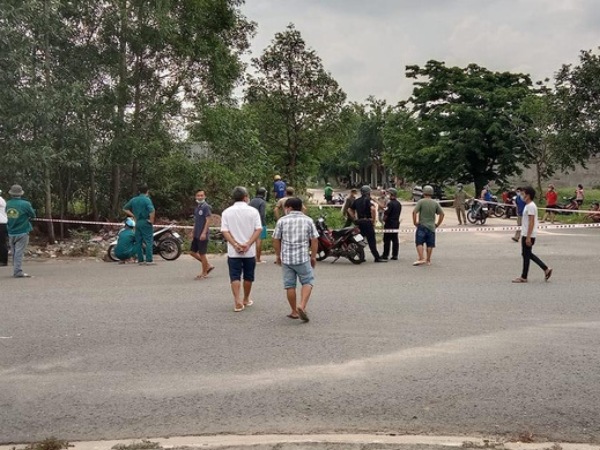 Sau tiếng động lớn, phát hiện 2 chiếc xe máy cùng 2 thi thể trong bụi cỏ bên đường