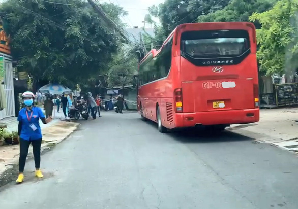 Tạm giữ 1 tài xế vụ lái xe chở bệnh nhân F0 chém đứt tay người đàn ông - Ảnh 2. Tạm giữ 1 tài xế vụ lái xe chở bệnh nhân F0 chém đứt tay người đàn ông - Ảnh 2.