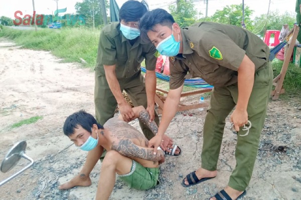 Tạm giữ người đánh công an tại chốt kiểm dịch