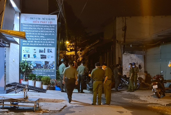 Mặc đồ công an ngồi ăn nhậu giữa dịch, hóa ra thiếu tá dỏm - Ảnh 2. Mặc đồ công an ngồi ăn nhậu giữa dịch, hóa ra thiếu tá dỏm - Ảnh 2.