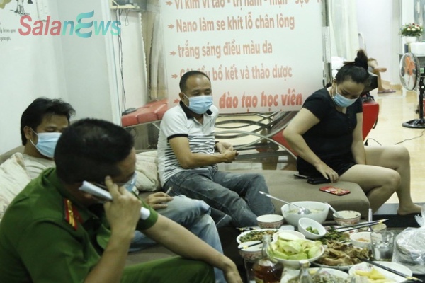 Mặc đồ công an ngồi ăn nhậu giữa dịch, hóa ra 'thiếu tá dỏm'
