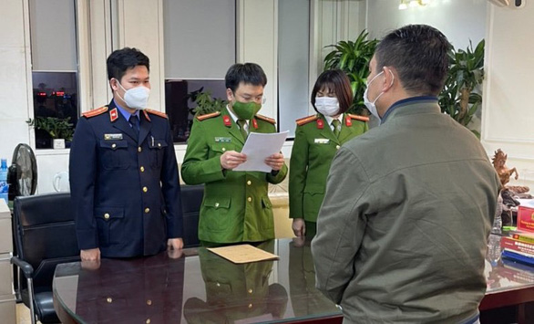 Cơ quan điều tra tống đạt quyết định khởi tố, lệnh bắt tạm giam giám đốc CDC Hải Dương
