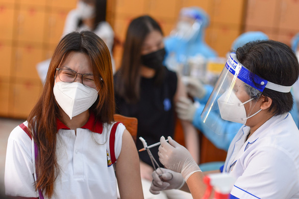 Tiêm đủ 2 mũi vắc xin, nguy cơ tử vong ở người mắc chủng Delta giảm 12 lần 4