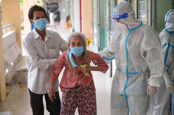 Tiêm đủ 2 mũi vắc xin, nguy cơ tử vong ở người mắc chủng Delta giảm 12 lần 4