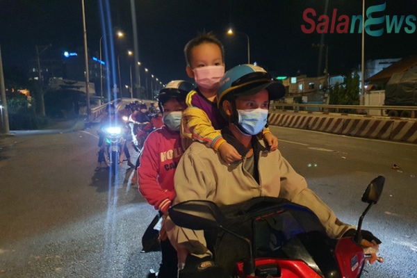 Tối 3-10, hàng ngàn người dân tiếp tục về miền Tây