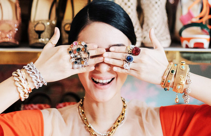 Từ cuộc sống tiết kiệm, giản dị chuyển sang cuộc sống xa hoa giàu có thì tương đối dễ dàng đơn giản, nhưng đã sống cuộc sống xa hoa giàu có rồi mà chuyển về cuộc sống tiết kiệm thì khá khó khăn.