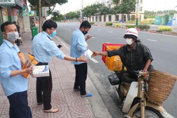 Chưa thấy tình nguyện viên nào dễ thương như chàng trai này