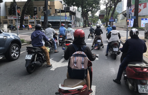 Gần trưa, đường phố TP.HCM vẫn đông người đi lại - Ảnh 4. Gần trưa, đường phố TP.HCM vẫn đông người đi lại - Ảnh 4.