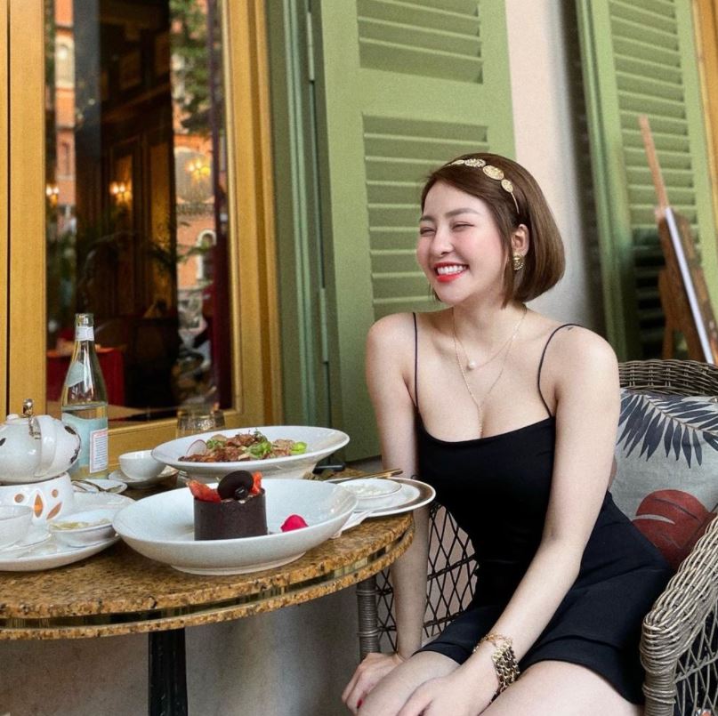 HOT GIRL TRÂM ANH BẬT MÍ SẮP CƯỚI BẠN TRAI ĐẠI GIA, DÂN MẠNG TIẾC RẺ LỤC LẠI CLIP RA XEM 1