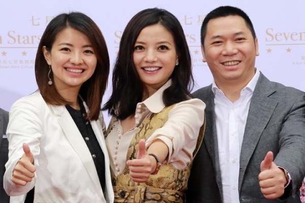 Vợ chồng Triệu Vy phải hầu tòa